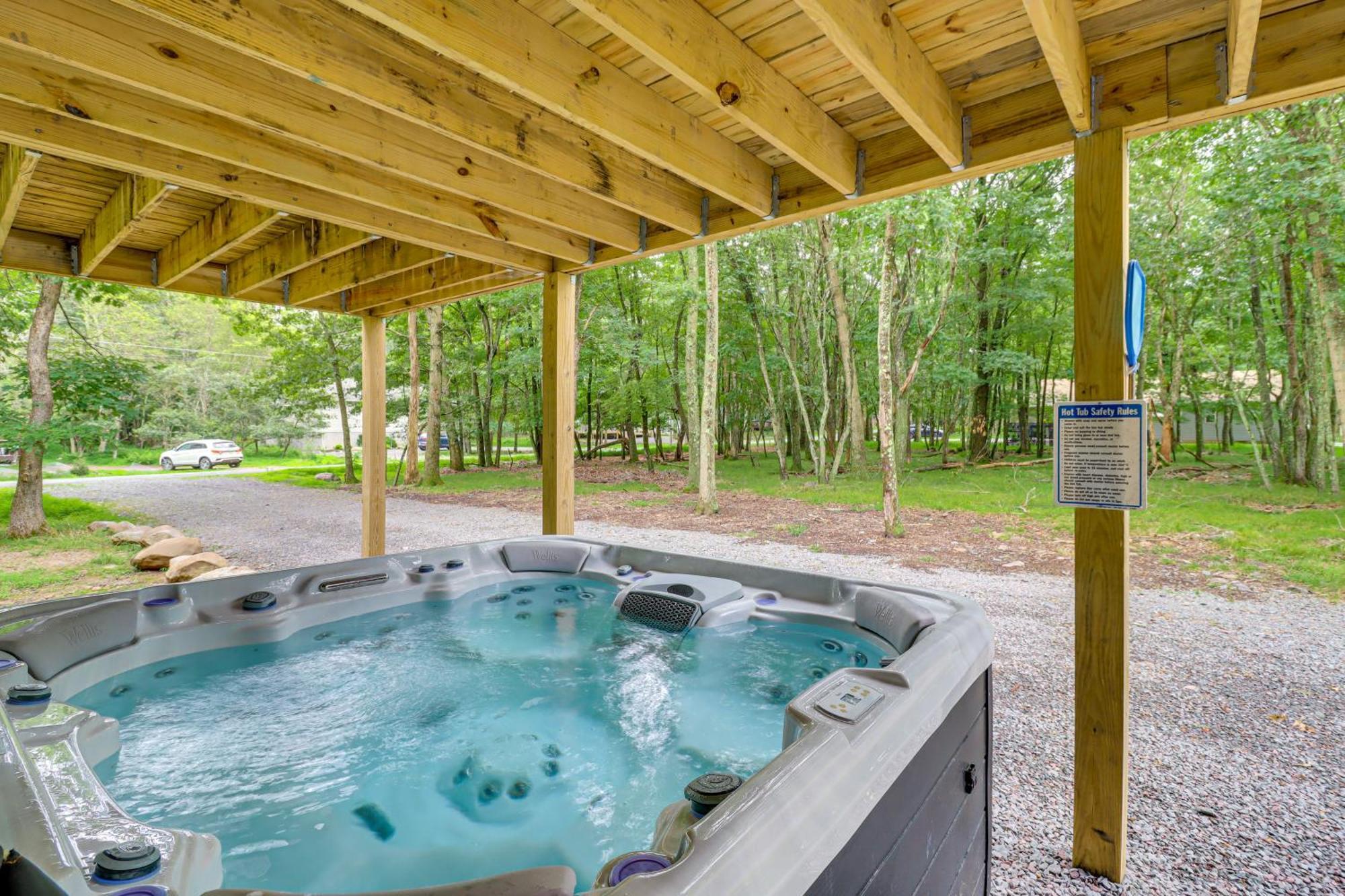 Spacious Pocono Cabin Games, Hot Tub, Lake Access Villa Albrightsville ภายนอก รูปภาพ